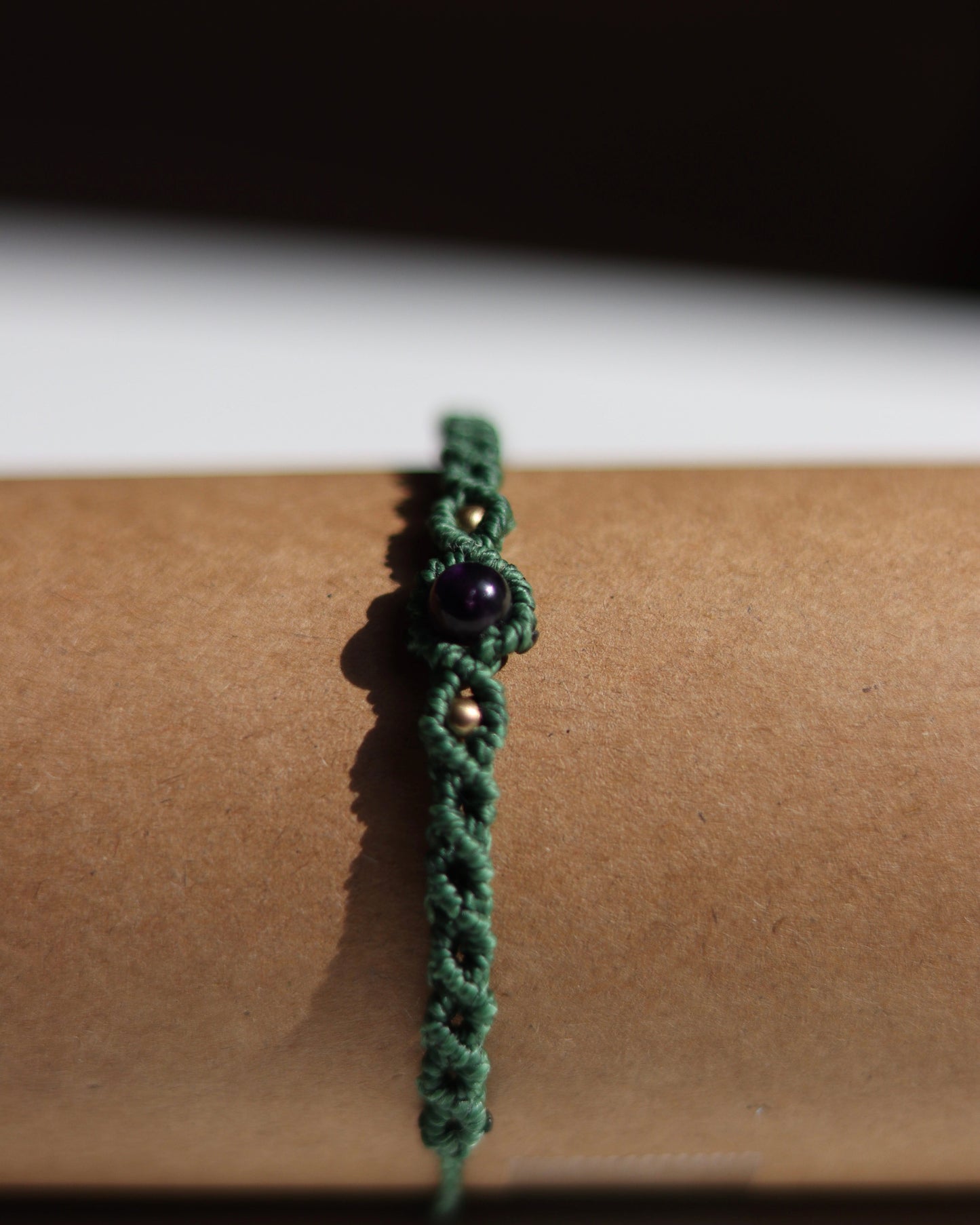 Grünes Makramee Armband mit Amethyst – handgemachter Schmuck