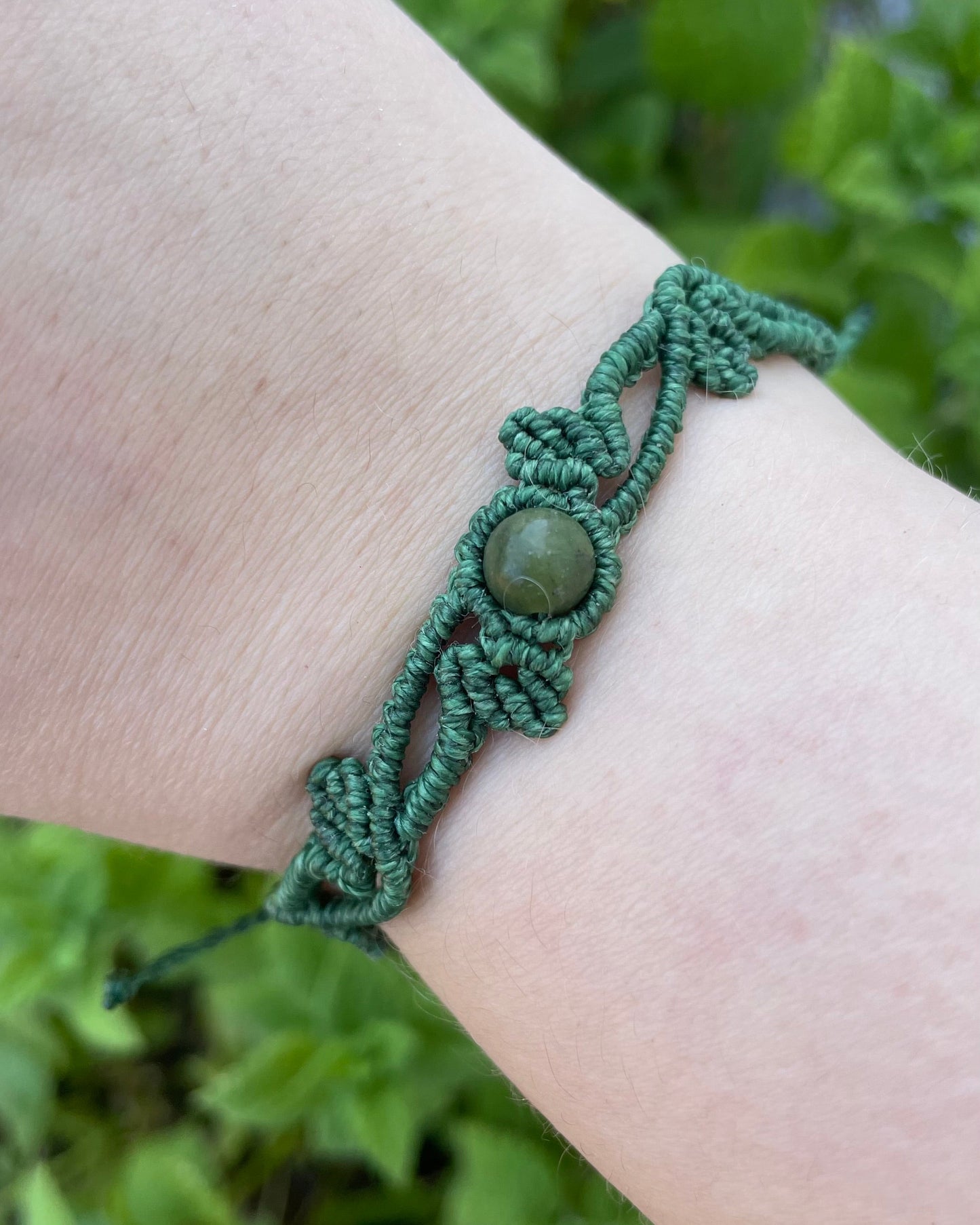 Geschwungenes Blätter Armband – grüner Makramee Schmuck