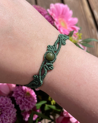 Geschwungenes Blätter Armband – grüner Makramee Schmuck