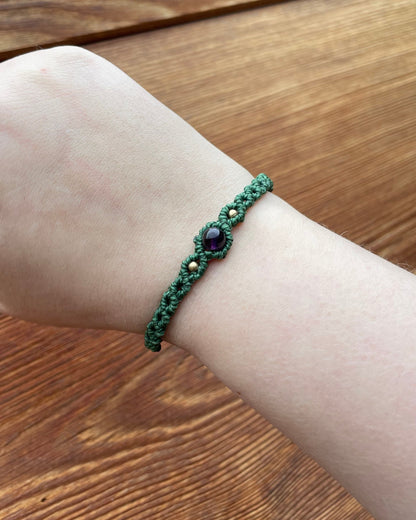 Grünes Makramee Armband mit Amethyst – handgemachter Schmuck