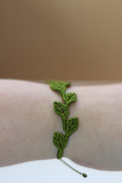 Blätterranken Makramee Armband – handgemachter Natur Schmuck