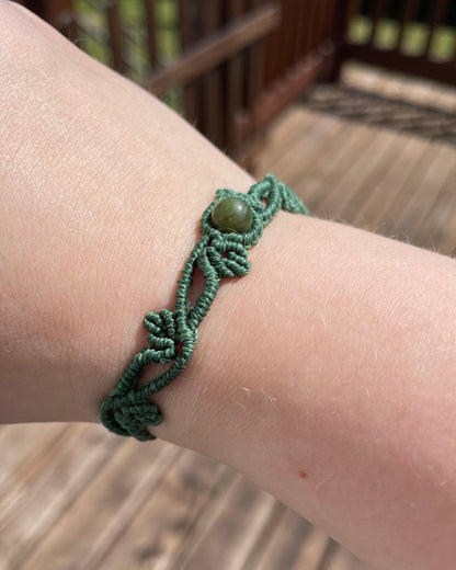 Geschwungenes Blätter Armband – grüner Makramee Schmuck