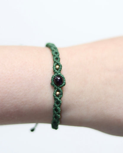 Grünes Makramee Armband mit Amethyst – handgemachter Schmuck