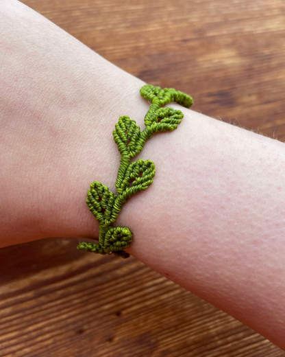Blätterranken Makramee Armband – handgemachter Natur Schmuck